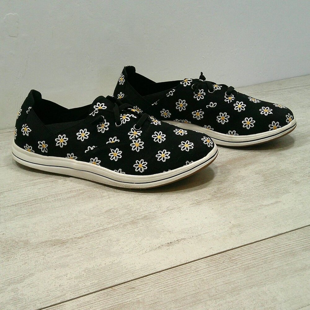 Clarks Cottagecore Black Canvas Lace Up Embroidered Daisy Tennis Shoes Size 8
